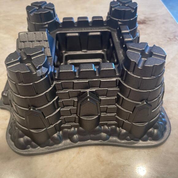 Nordic Ware sandcastle Bundt cake pan - Picture 1 of 12
